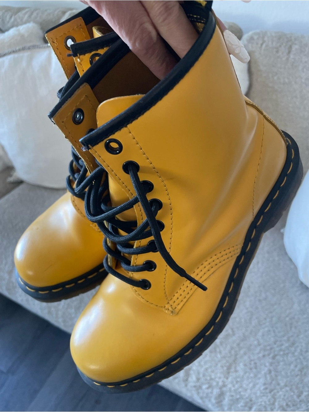 YELLOW Dr Martens 👆men’s 7 fits a woman’s sz 8.5